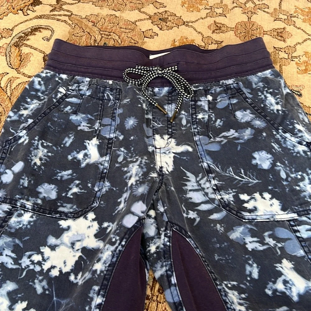 Adorable Anthro Blue Floral Joggers - Picture 2 of 12